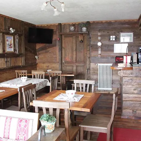 D'hotes Les Fleurs Bed & Breakfast 3*